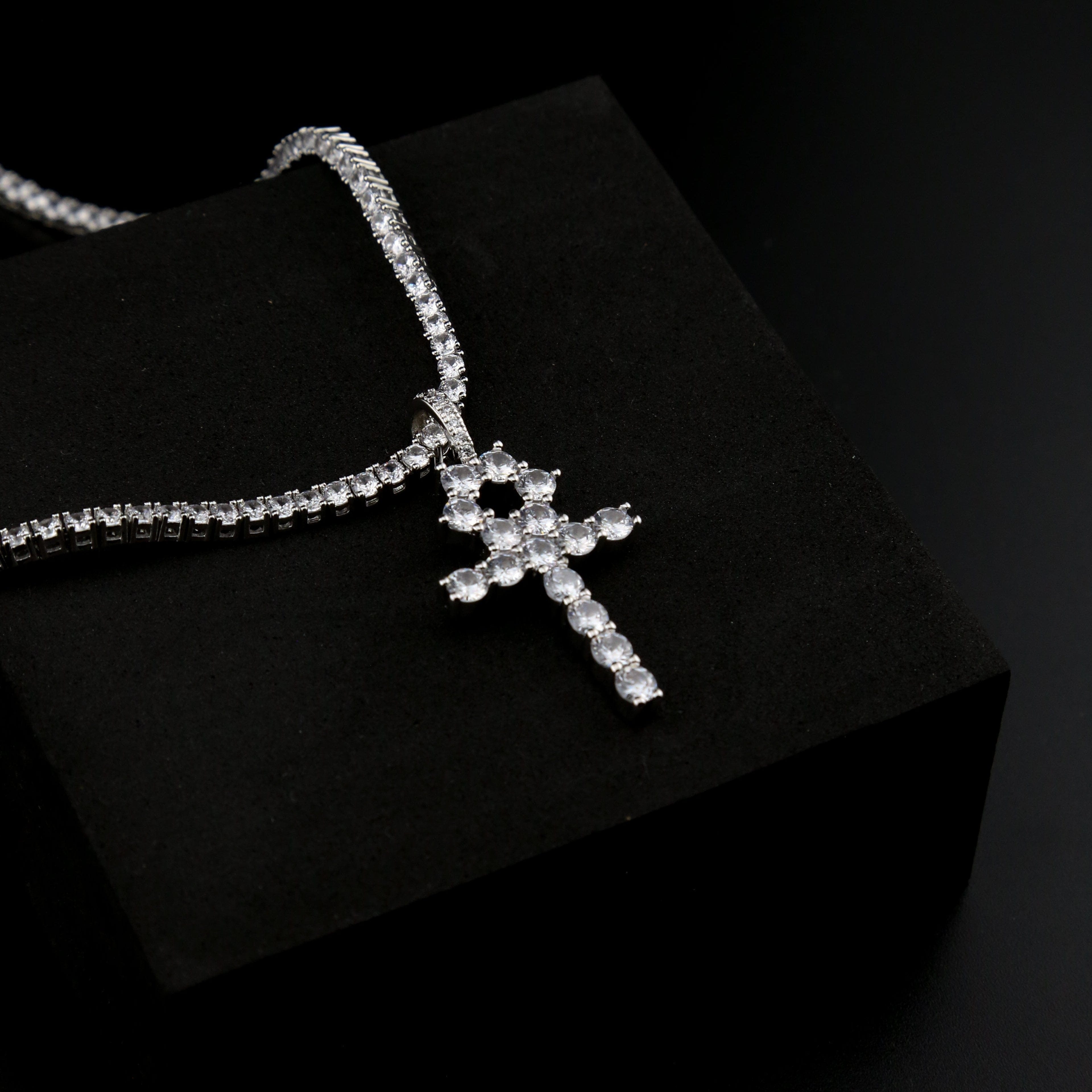ZERNO Diamond Anhk Cross Pendant in Gold / White Gold