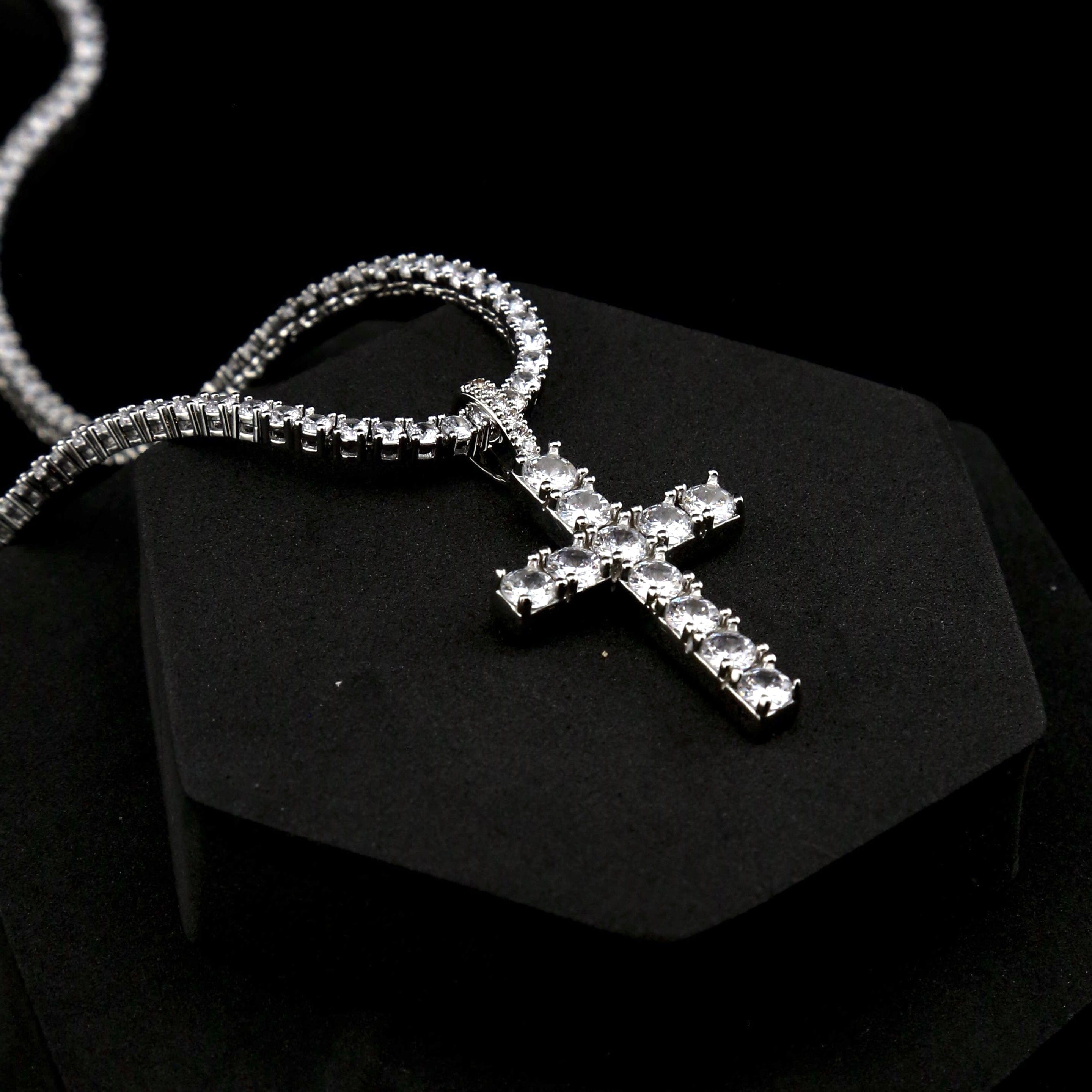 zerno Diamond Cross Pendant in Gold / White Gold