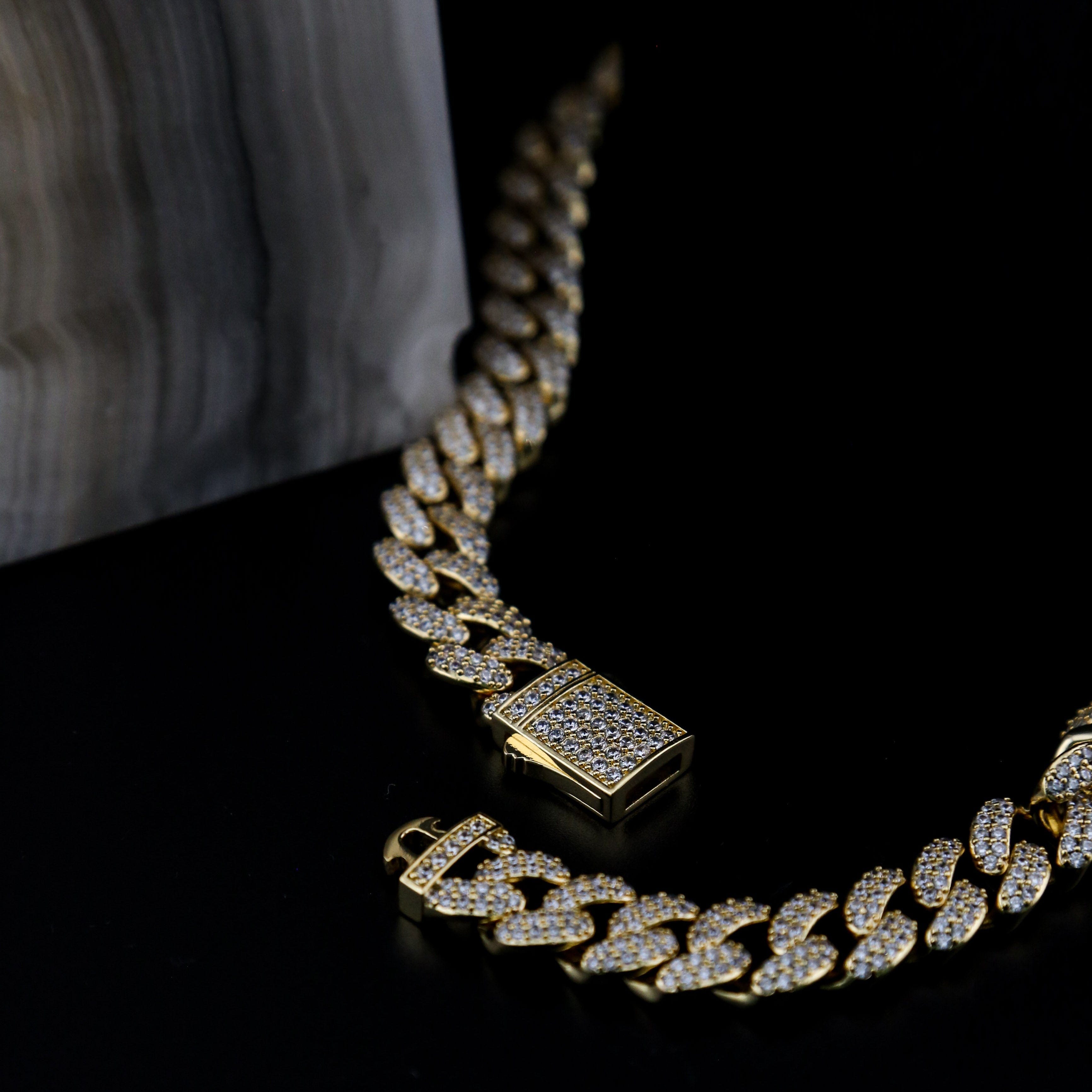 zerno Iced Cuban Link Chain in Gold - 12mm